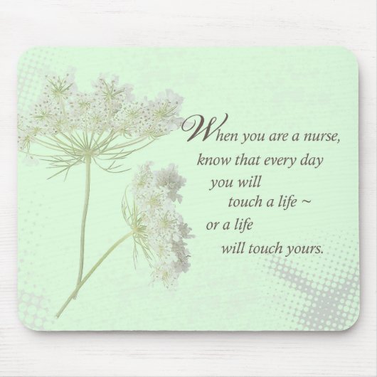 De verpleegster raakt een leven met wilde bloemen  muismat (Voorkant)