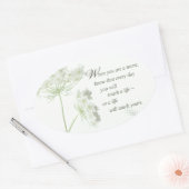 De verpleegster raakt een leven met wilde bloemen  ovale sticker (Envelop)