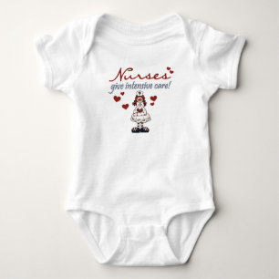 De verpleegsters geven de t-shirts en de Giften