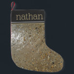 De verstelstallen van de rand van het water bedekk kleine kerstsok<br><div class="desc">Ideaal voor feestversiering! De kerstbedekking is voorzien van een originele foto van stenen, schelpen en keeltjes aan de rand van een zandig strand. Dit ontwerp is ook beschikbaar op andere producten. Zie je niet wat je zoekt? Hulp nodig bij aanpassingen? Neem contact op met Rebecca om iets voor je te...</div>