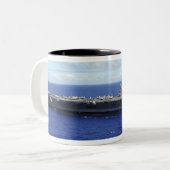 De vervoerder van het vliegtuig USS Abraham Lincol Tweekleurige Koffiemok (Voorkant links)