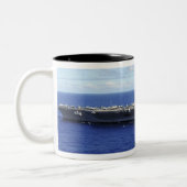 De vervoerder van het vliegtuig USS Abraham Lincol Tweekleurige Koffiemok (Links)