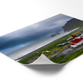 De Vik kerk en het zwarte strand Poster (Hoek)
