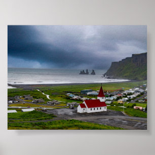 De Vik kerk en het zwarte strand Poster