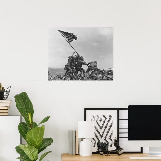 De vlag op Iwo Jima verhogen door Joe Rosenthal Poster (Thuiskantoor)