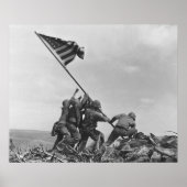 De vlag op Iwo Jima verhogen door Joe Rosenthal Poster (Voorkant)