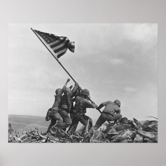 De vlag op Iwo Jima verhogen door Joe Rosenthal Poster (Voorkant)