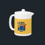 De vlag van de staat New Jersey Theepot<br><div class="desc">Breng uw theetijd door met New Jersey trots met behulp van onze exclusieve theepot met de vlag van New Jersey! Ontworpen om elegantie te combineren met trots van de staat, is deze theepot meer dan alleen een vaartuig; het is een viering van het erfgoed en de culturele identiteit van New...</div>