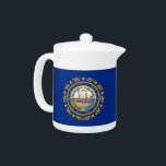 De vlag van New Hampshire Theepot<br><div class="desc">Serveer je thee met granieten trots met behulp van onze theepot met de vlag van New Hampshire! Voeg een onderscheidend tintje toe aan uw theetijd met onze elegant ontworpen theepot versierd met de vlag van New Hampshire. Ideaal voor zowel dagelijks gebruik als speciale gelegenheden, deze theepot combineert functionaliteit met een...</div>