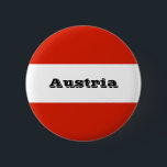 De vlag van Oostenrijk Ronde Button 5,7 Cm<br><div class="desc">De vlag van Oostenrijk heeft drie gelijke horizontale banden van rood,  wit en rood. De Oostenrijkse drieband is gebaseerd op het wapen van de Babenberg-dynastie,  dat in de 13de eeuw werd geregistreerd. #flag #austria #austrian #austrian #patriotic</div>
