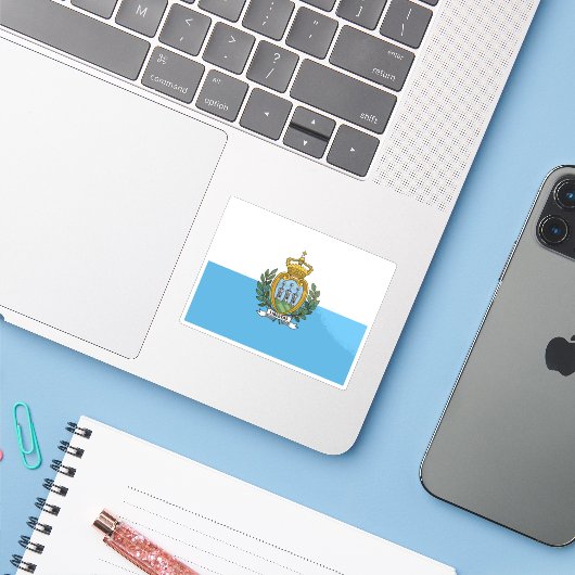 De vlag van San Marino Sticker (Laptop met iPhone)