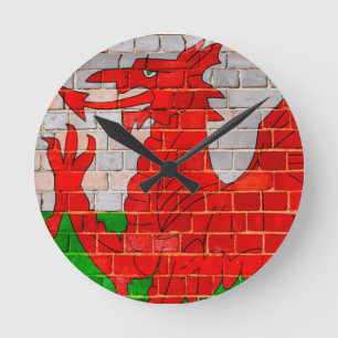 De vlag van Wales op een bakstenen muur Ronde Klok