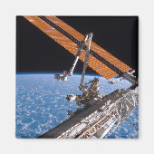 De vleugels van Canadarm2 en zonnepanelen Magneet (Voorkant)