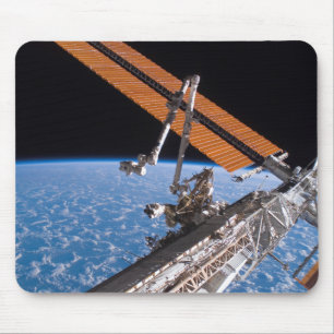 De vleugels van Canadarm2 en zonnepanelen Muismat