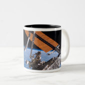 De vleugels van Canadarm2 en zonnepanelen Tweekleurige Koffiemok (Voorkant rechts)