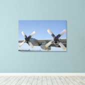 De vleugels van een LC-130 Hercules Canvas Afdruk (Insitu (Houten vloer))