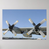 De vleugels van een LC-130 Hercules Poster (Voorkant)