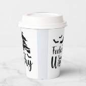 De vliegende heks voelt zich verward met vlekken papieren bekers (Links)