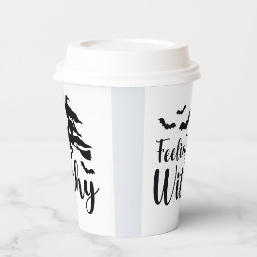 De vliegende heks voelt zich verward met vlekken papieren bekers (Links)