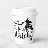 De vliegende heks voelt zich verward met vlekken papieren bekers (Achterkant)