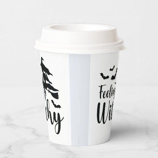 De vliegende heks voelt zich verward met vlekken papieren bekers (Rechts)