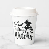 De vliegende heks voelt zich verward met vlekken papieren bekers (Voorkant)