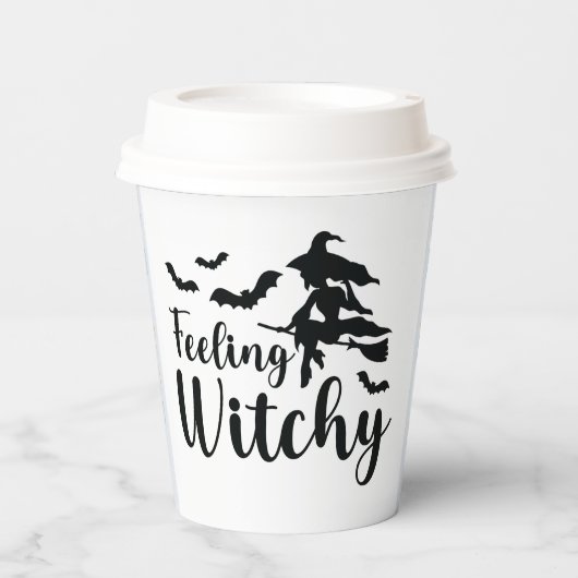 De vliegende heks voelt zich verward met vlekken papieren bekers (Voorkant)