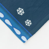 De voedingskraker in blauw fleece deken (Hoek)