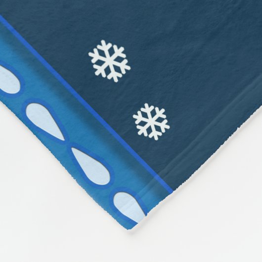 De voedingskraker in blauw fleece deken (Hoek)