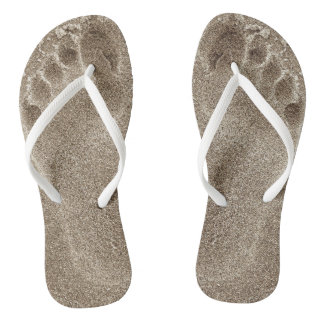 De voeten in het zand teenslippers