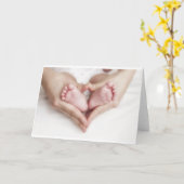 De voeten van het baby in moederhanden kaart (Gele Bloem)