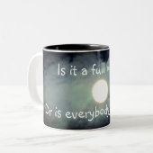 De volle maan is iedereen flauw. tweekleurige koffiemok (Voorkant links)