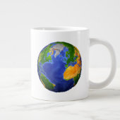 De volledige aarde toont topografische gegevens. grote koffiekop (Rechts)