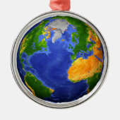 De volledige aarde toont topografische gegevens. metalen ornament (Voorkant)