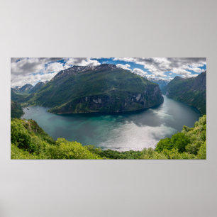 De volledige Geirangerfjord in het poster van pano