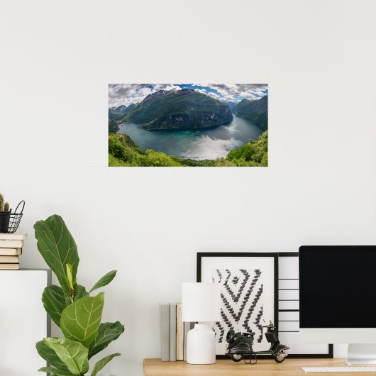 De volledige Geirangerfjord in het poster van pano (Thuiskantoor)
