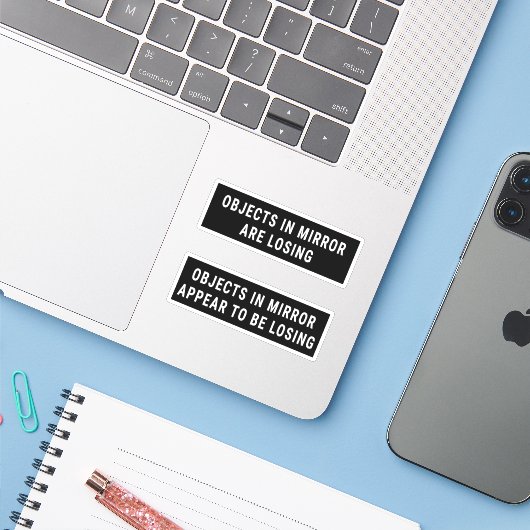De voorwerpen in Spiegel verliezen Sticker (Laptop met iPhone)