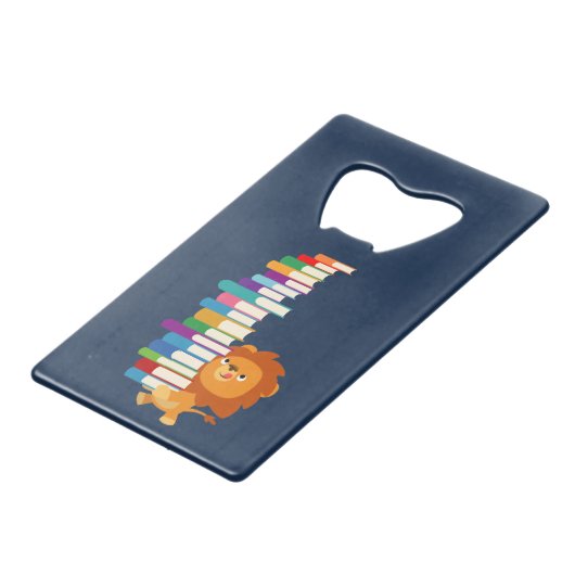 De Voracious Reader (Cute Cartoon Lion) Creditkaart Flessenopener (Achterkant Gekanteld)