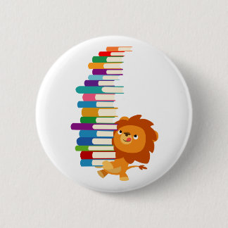 De Voracious Reader (Cute Cartoon Lion) Ronde Button 5,7 Cm