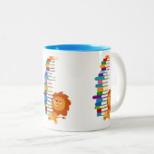 De Voracious Reader (Cute Cartoon Lion) Tweekleurige Koffiemok (Voorkant rechts)