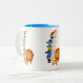 De Voracious Reader (Cute Cartoon Lion) Tweekleurige Koffiemok (Voorkant links)