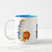 De Voracious Reader (Cute Cartoon Lion) Tweekleurige Koffiemok (Links)