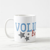 De vrijwilliger moet veranderen koffiemok (Links)