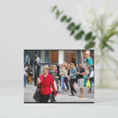 De vrouw in het rood briefkaart (Staand voorkant)