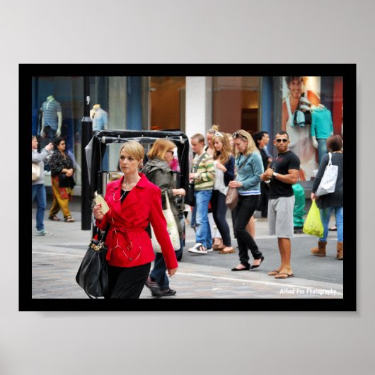 De vrouw in het rood poster (Voorkant)