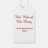 De vrouw van de party vrijgezellenfeest naam datum cadeaulabel (Achterkant)