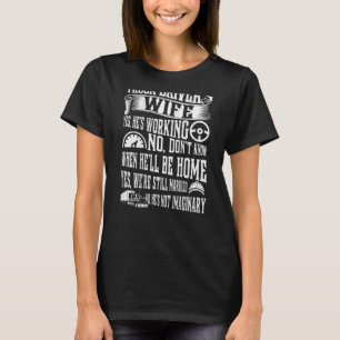 De vrouw van de vrachtwagenchauffeur Ja Hij werkt. T-shirt