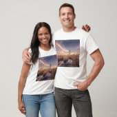 De vuurtoren van het eiland Bodie op Sunset T-shirt (Unisex)