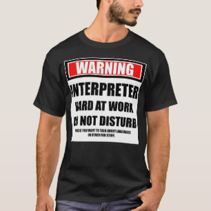 De waarschuwing tolk hard op het werk stoort niet t-shirt