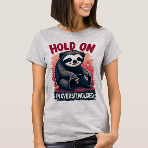 De "Wacht even, ik ben overprikkeld" luiaard T-shirt